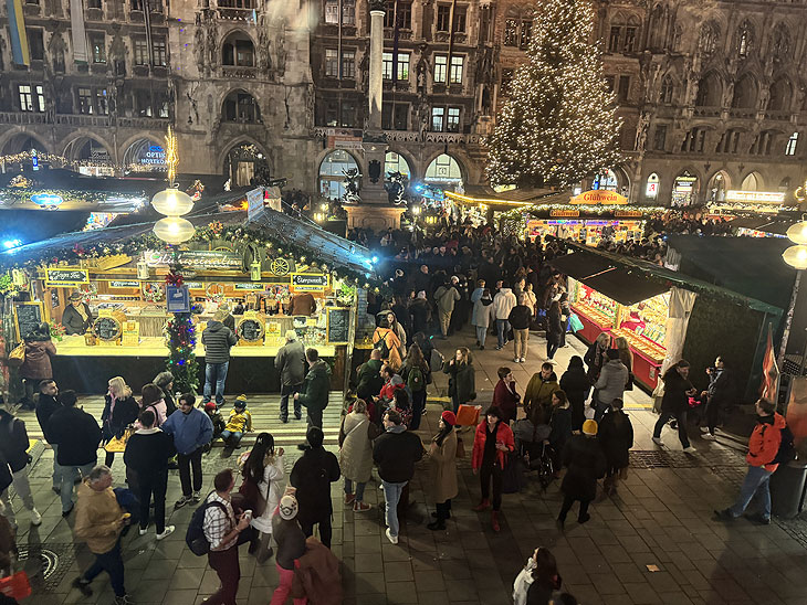 Blick von oben auf die Bio-Glühweinalm Haas 2024 auf dem Marienplatz (©Foto: Martin Schmitz)